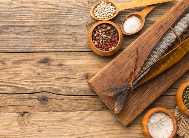 Delicioso pescado ahumado en tablero de madera