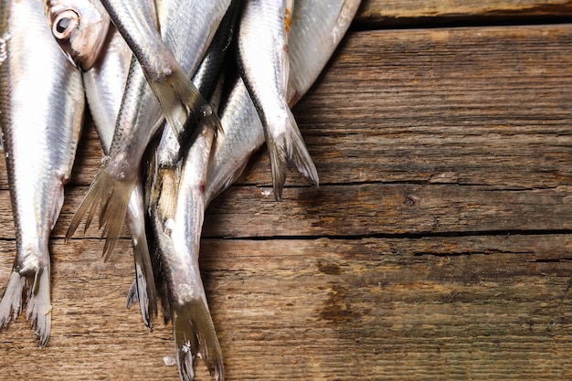 Delicioso pescado fresco en la mesa de madera