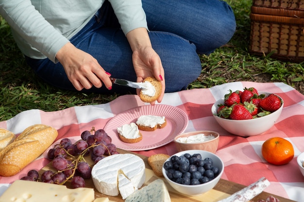 Foto gratuita delicioso picnic bodegón