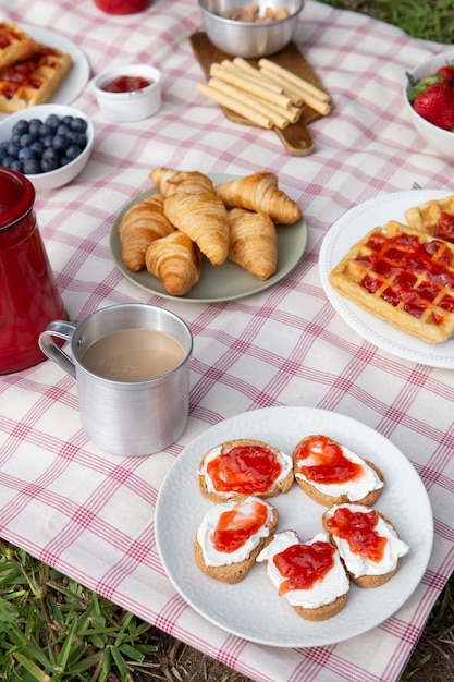 Foto gratuita delicioso picnic bodegón