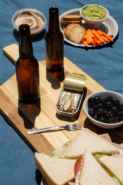 Foto gratuita delicioso picnic bodegón