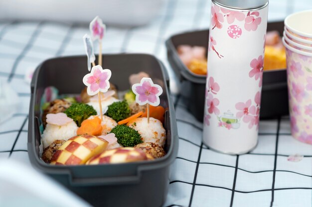 Delicioso picnic con flores de cerezo.