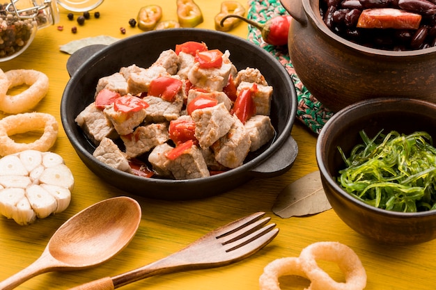 Delicioso plato de alto ángulo con carne