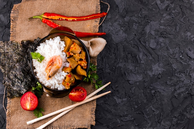 Delicioso plato asiático de arroz y camarones con espacio de copia