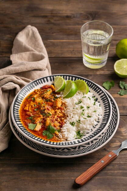 Delicioso plato brasileño de alto ángulo