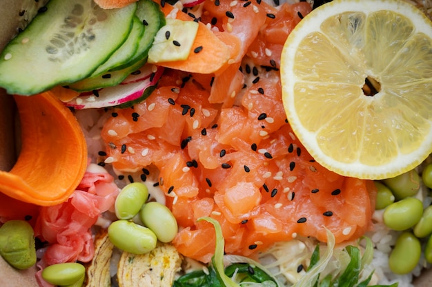 Foto gratuita delicioso plato de mariscos con salmón