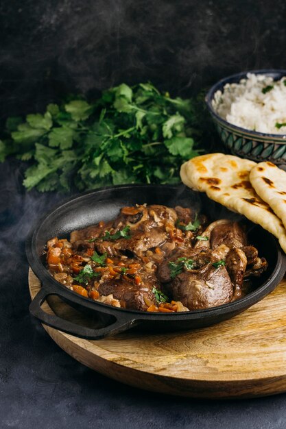 Delicioso plato paquistaní alto ángulo