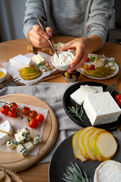 Foto gratuita delicioso plato de queso en ángulo alto de mesa