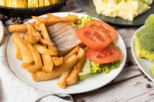 Delicioso plato con verduras y carne.