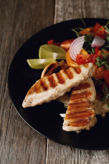 Delicioso pollo a la plancha con verduras para cenar