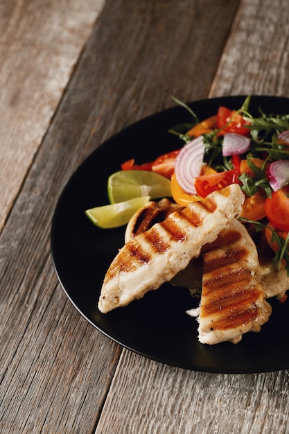 Delicioso pollo a la plancha con verduras para cenar