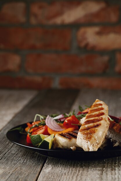 Delicioso pollo a la plancha con verduras para cenar