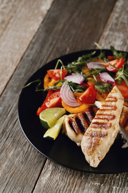 Delicioso pollo a la plancha con verduras para cenar