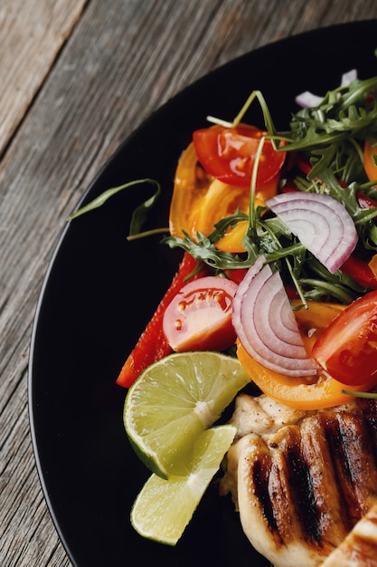 Foto gratuita delicioso pollo a la plancha con verduras para cenar