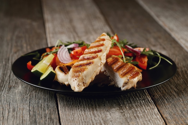 Delicioso pollo a la plancha con verduras para cenar