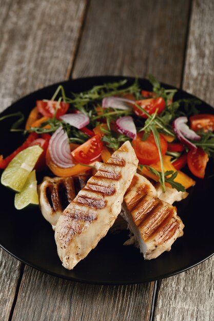 Delicioso pollo a la plancha con verduras para cenar