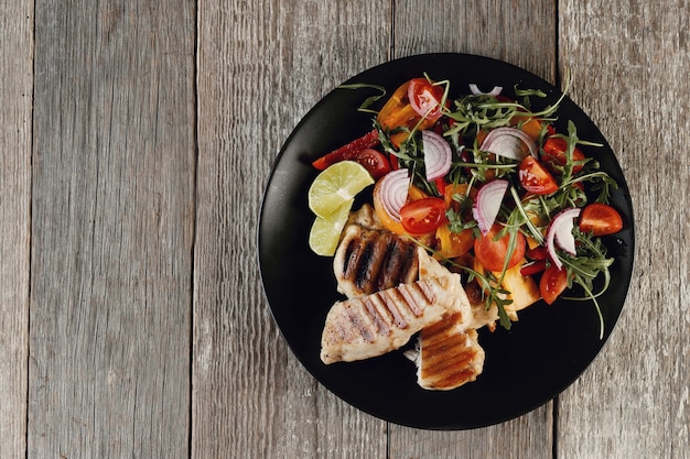 Delicioso pollo a la plancha con verduras para cenar