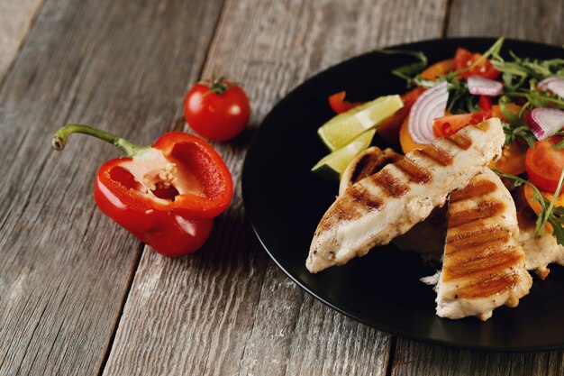 Delicioso pollo a la plancha con verduras para cenar