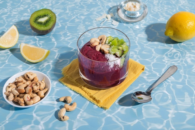 Foto gratuita delicioso postre de açai con kiwi