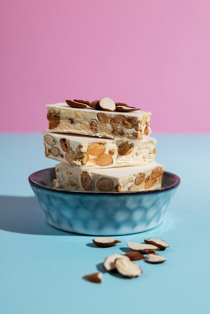 Delicioso postre y almendras.