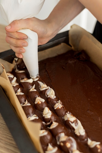 Foto gratuita delicioso postre de alto ángulo con chocolate