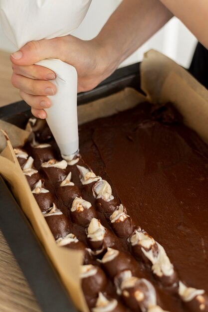 Delicioso postre de alto ángulo con chocolate