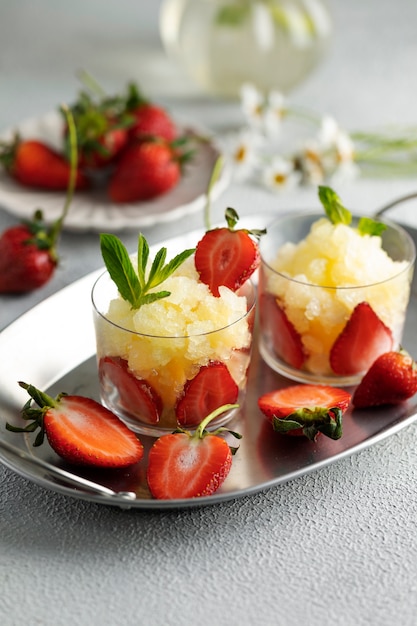 Delicioso postre de alto ángulo con fresas.