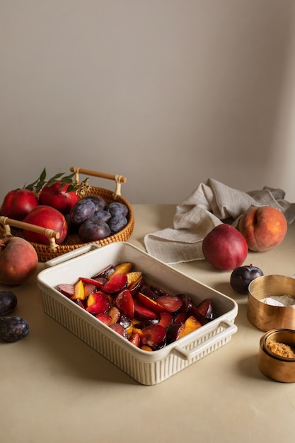 Delicioso postre de alto ángulo con frutas