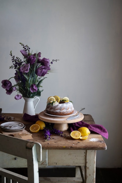 Foto gratuita delicioso postre de alto ángulo con limones.