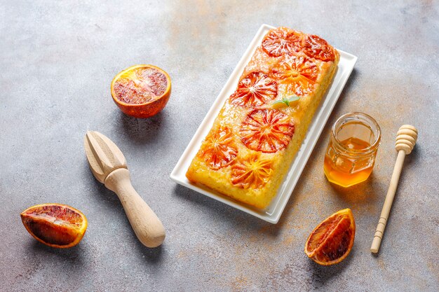 Delicioso postre francés tarta tatin con naranja sanguina