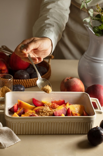 Delicioso postre con frutas de alto ángulo.