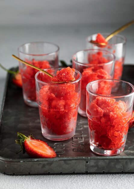 Delicioso postre de granizado de alto ángulo con fresas.