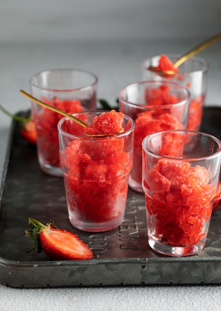 Delicioso postre de granizado de alto ángulo con fresas.