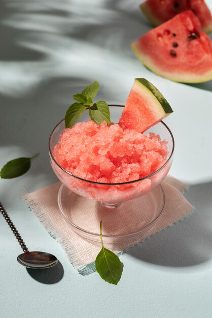 Delicioso postre de granizado de alto ángulo con fruta.