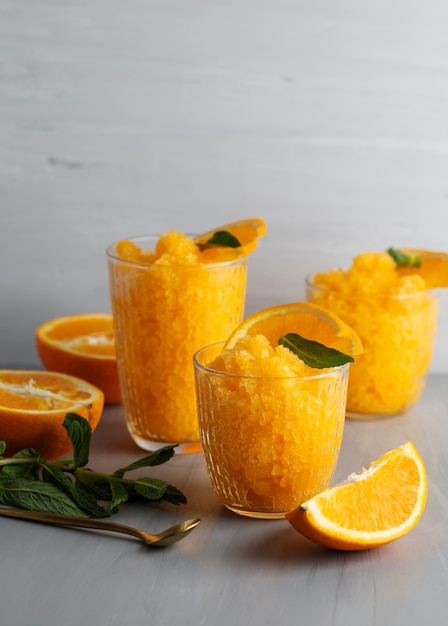 Delicioso postre de granizado de alto ángulo con naranja.