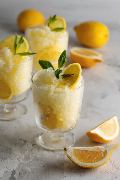 Delicioso postre granizado con ángulo alto de limón.