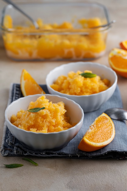 Delicioso postre de granizado con ángulo alto de naranja.