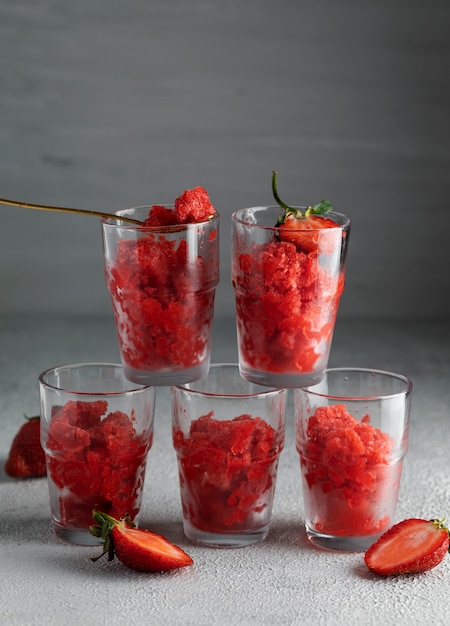 Foto gratuita delicioso postre granizado con fresas