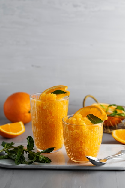 Foto gratuita delicioso postre granizado con naranja