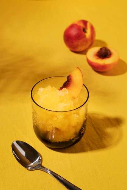 Delicioso postre granizado con rodaja de melocotón