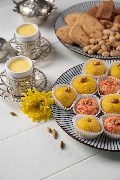 Foto gratuita delicioso postre indio de alto ángulo en un plato