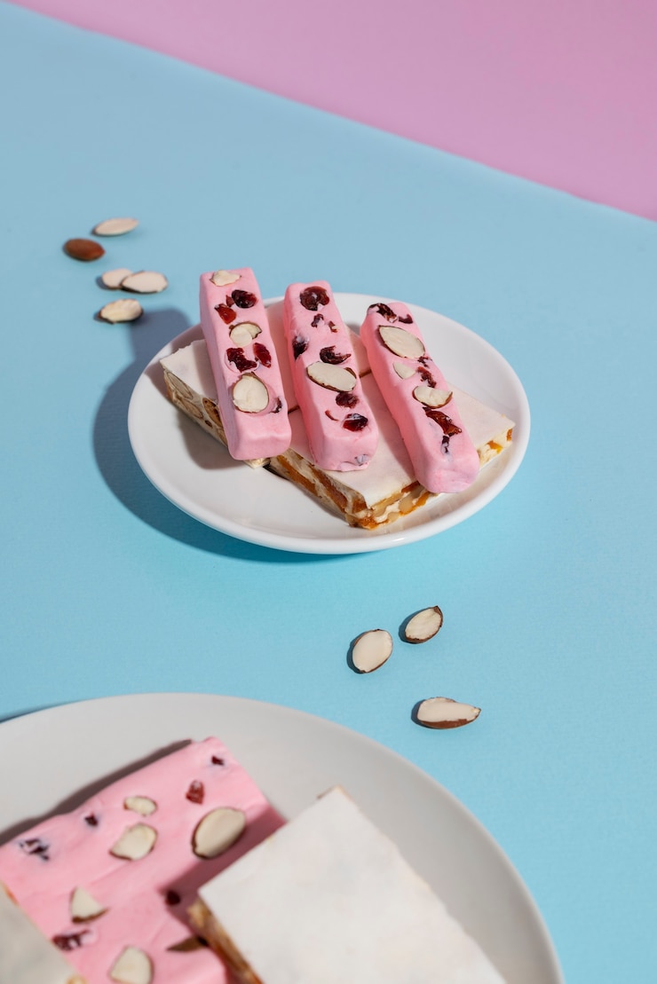 Foto gratuito delicioso postre en plato alto ángulo