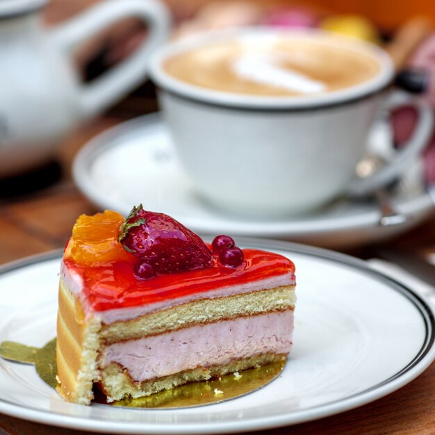 Delicioso postre de requesón cubierto con gelatina de bayas