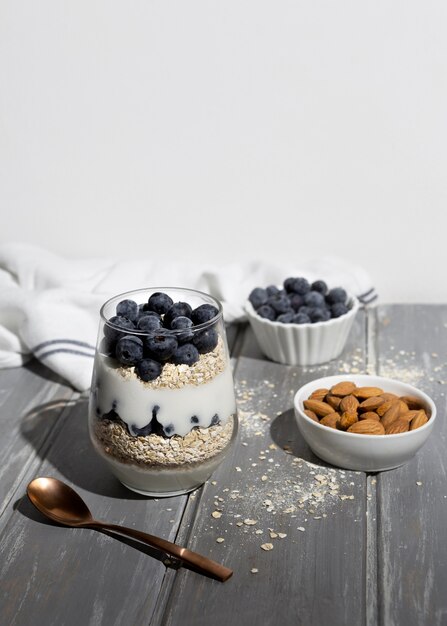 Delicioso postre saludable con arreglo de arándanos