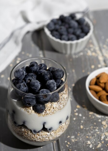 Delicioso postre saludable con arreglo de arándanos