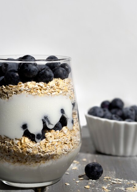 Delicioso postre saludable con arreglo de arándanos