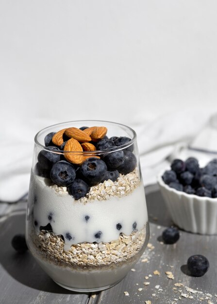 Delicioso postre saludable con arreglo de arándanos