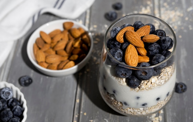 Delicioso postre saludable con arreglo de arándanos