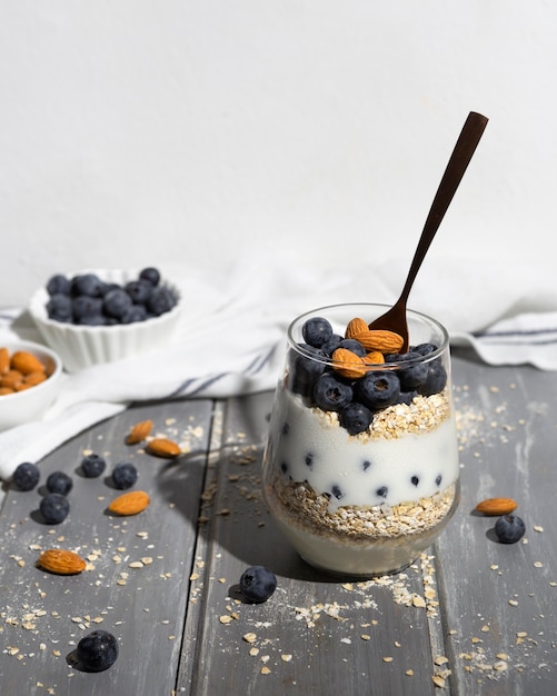 Delicioso postre saludable con arreglo de arándanos