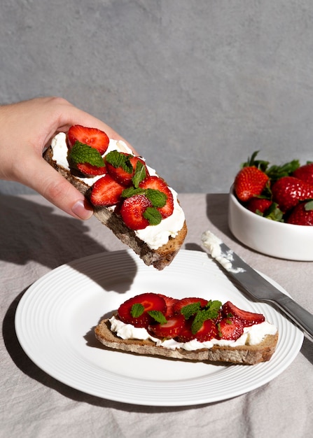 Foto gratuita delicioso postre saludable con arreglo de fresas